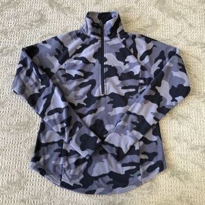 NWOT Women’s Old Navy Active Go-Warm Quarter Zip Pullover size XS in Black Camo